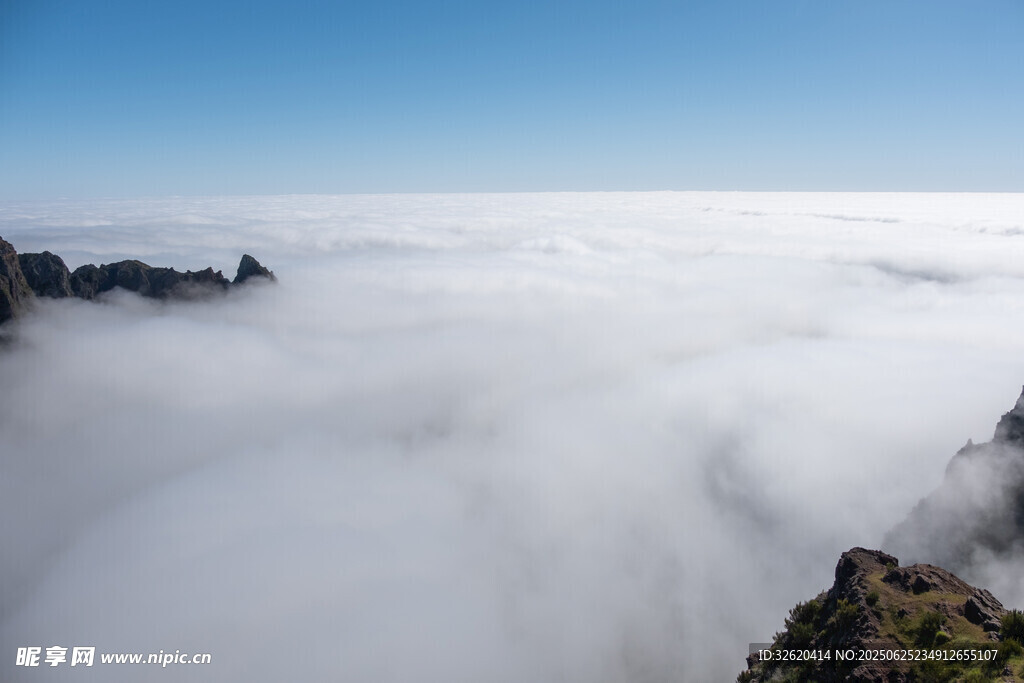 云海翻涌于山间壮丽景观