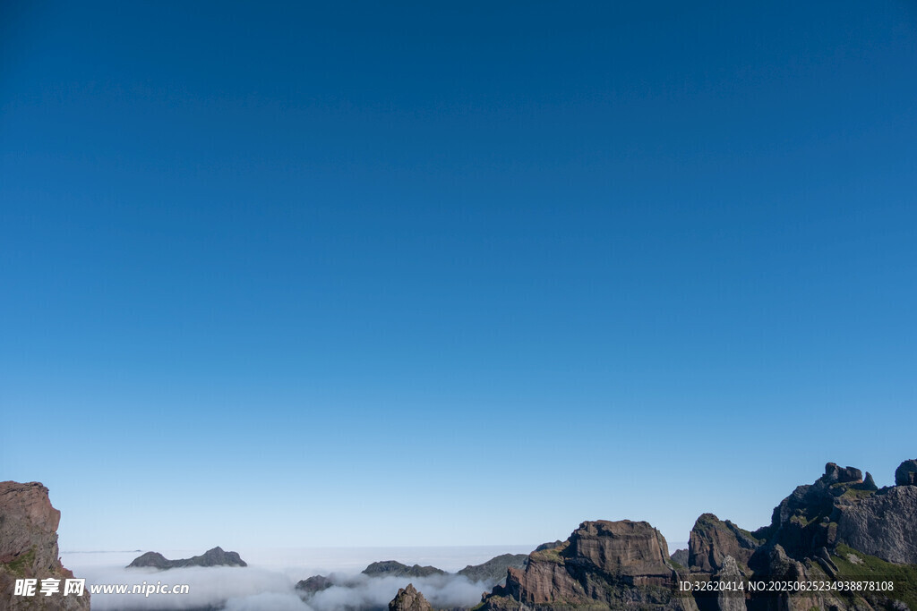 高山云海蓝天壮丽景观