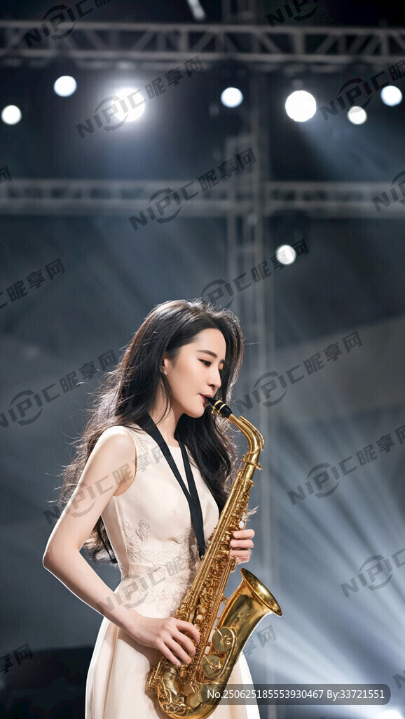 吹萨克斯的美女