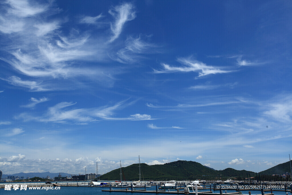 蓝天碧海间的美丽港湾