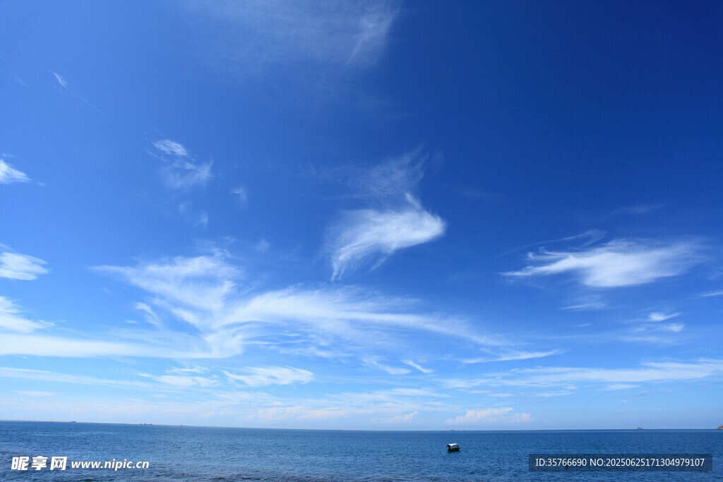 蓝天碧海间的悠然景致