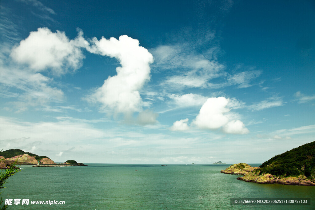 碧海蓝天间的美丽海岸线