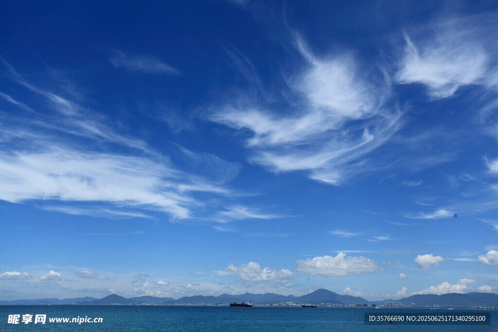 碧海蓝天间的美丽云景
