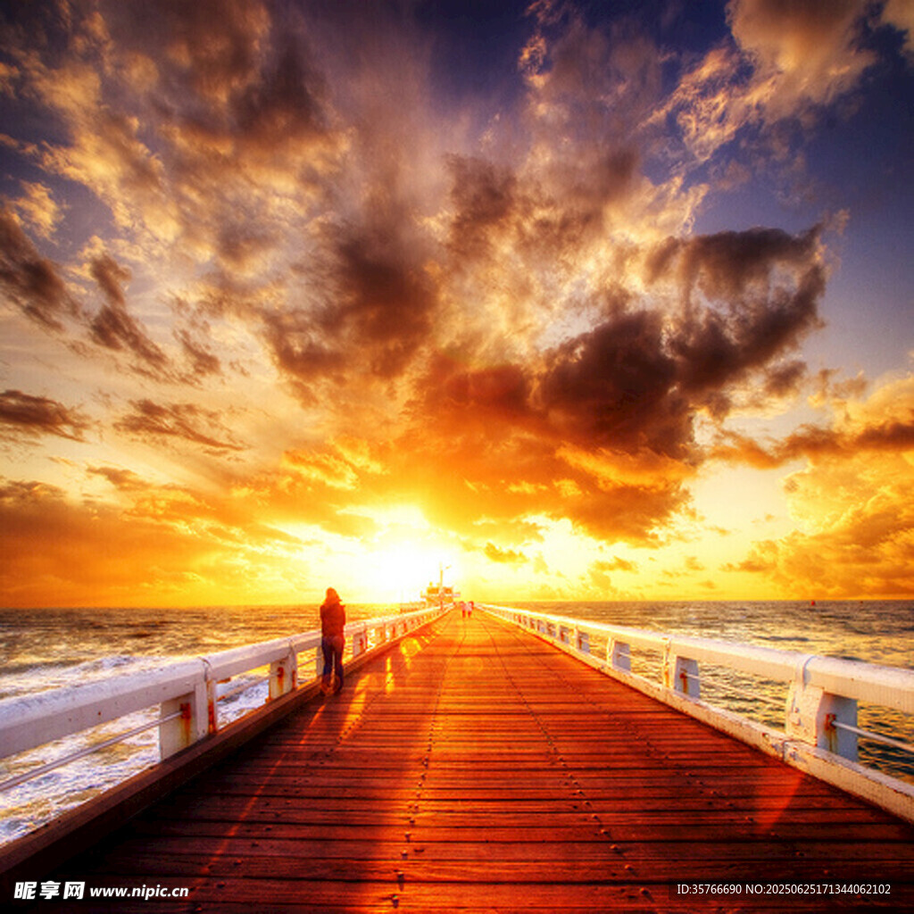 夕阳下的海边栈桥漫步