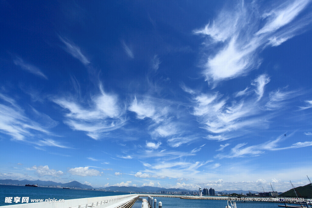 海滨长堤上的蓝天美景
