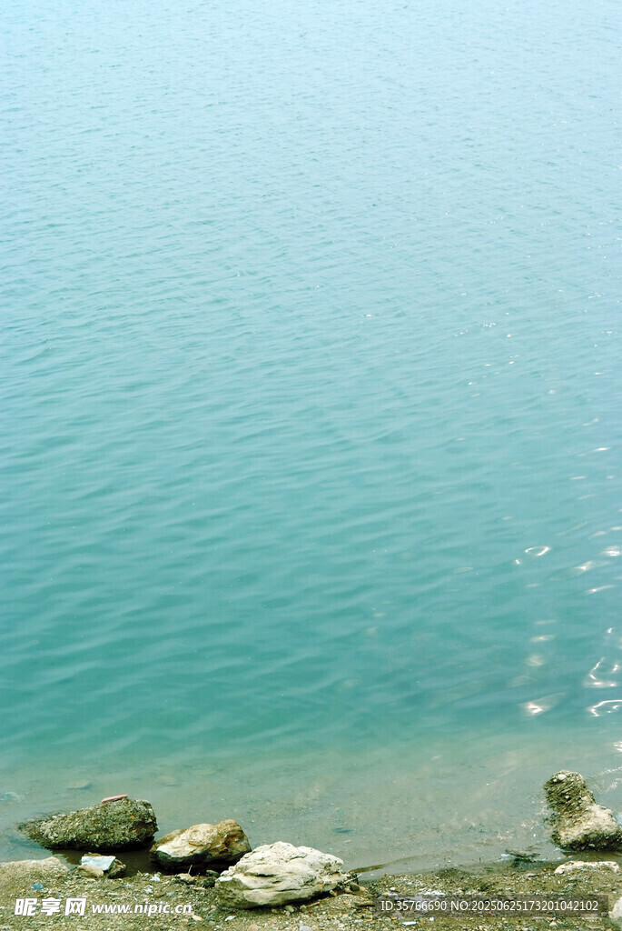 湖畔浅滩静美水域风光