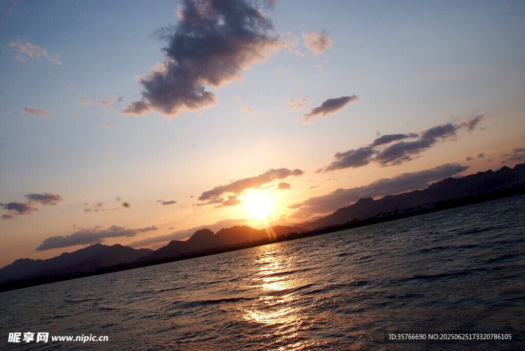 夕阳下的水面与天空美景
