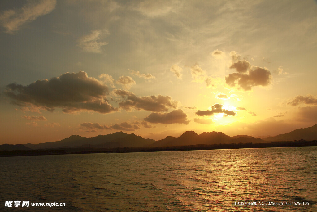 夕阳下的山水美景