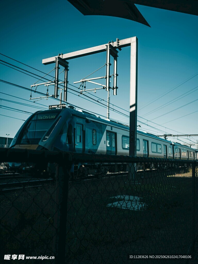 铁轨上的列车与架空线路