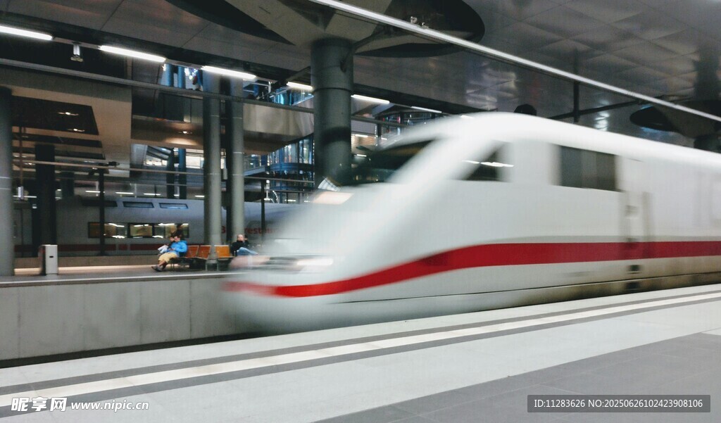 高速行驶的现代化高铁列车