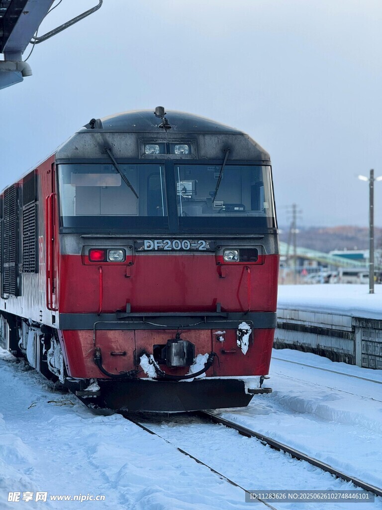 雪地中的红色火车头