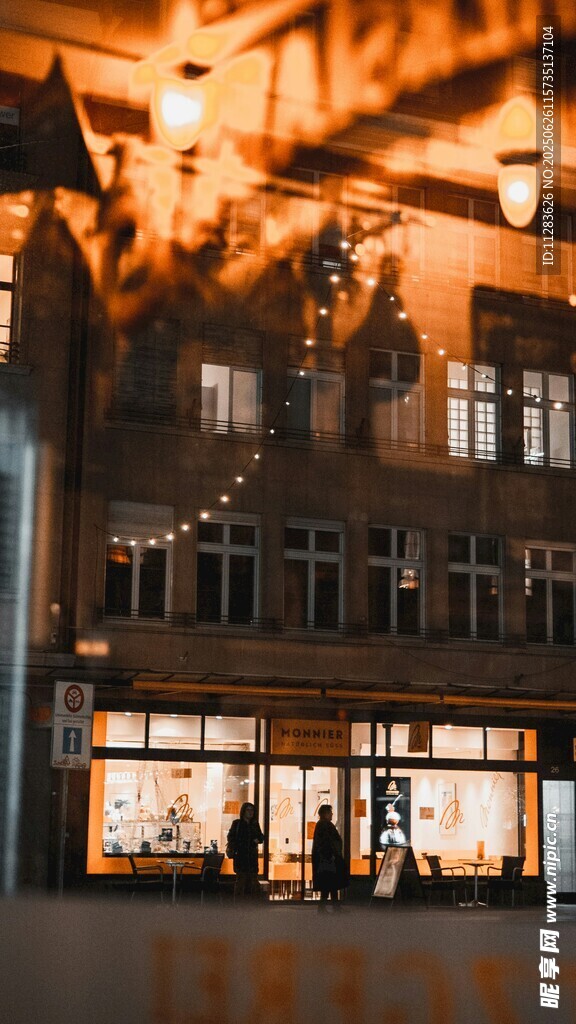 夜晚灯火通明的欧式建筑