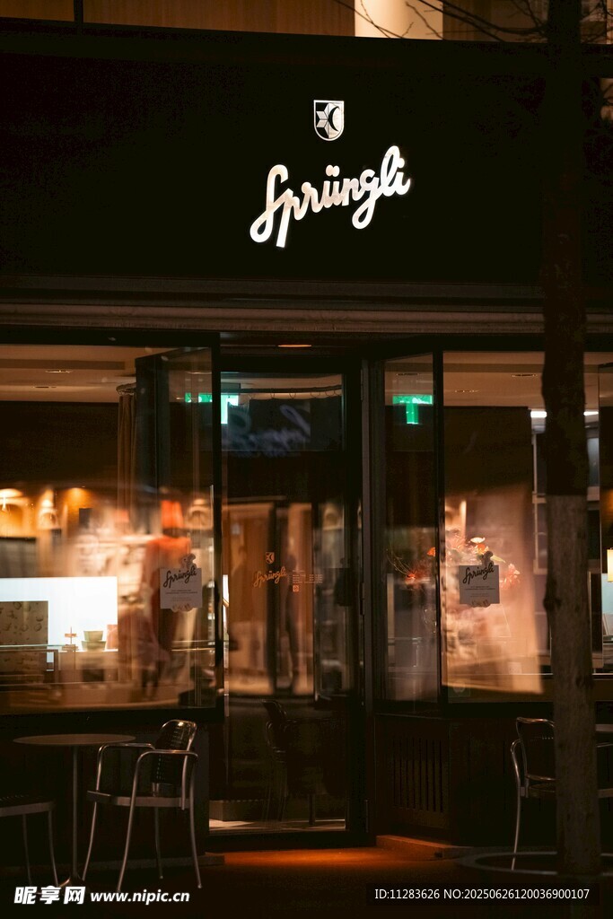 夜晚时尚店铺外观