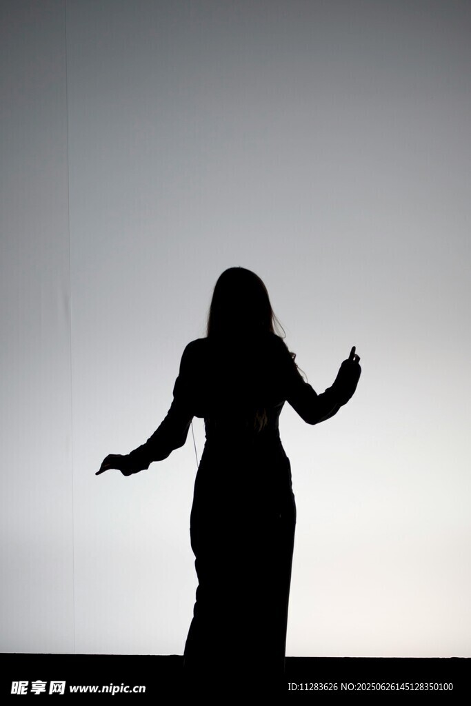 女子黄昏下的优雅舞蹈剪影