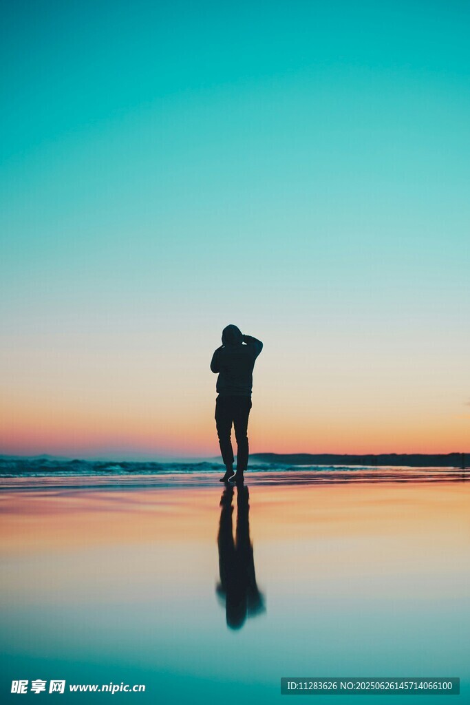 海边独行者的静谧时刻