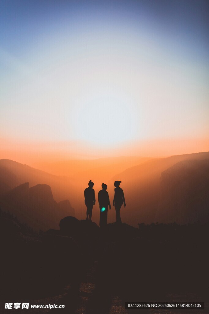 夕阳下的三人徒步剪影