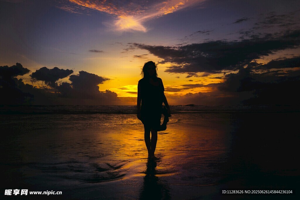 夕阳下独自行走的女子