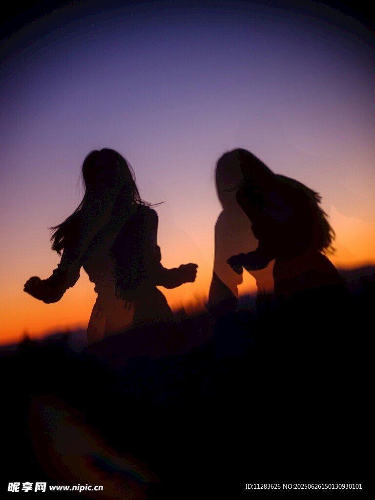 夕阳下的双人剪影