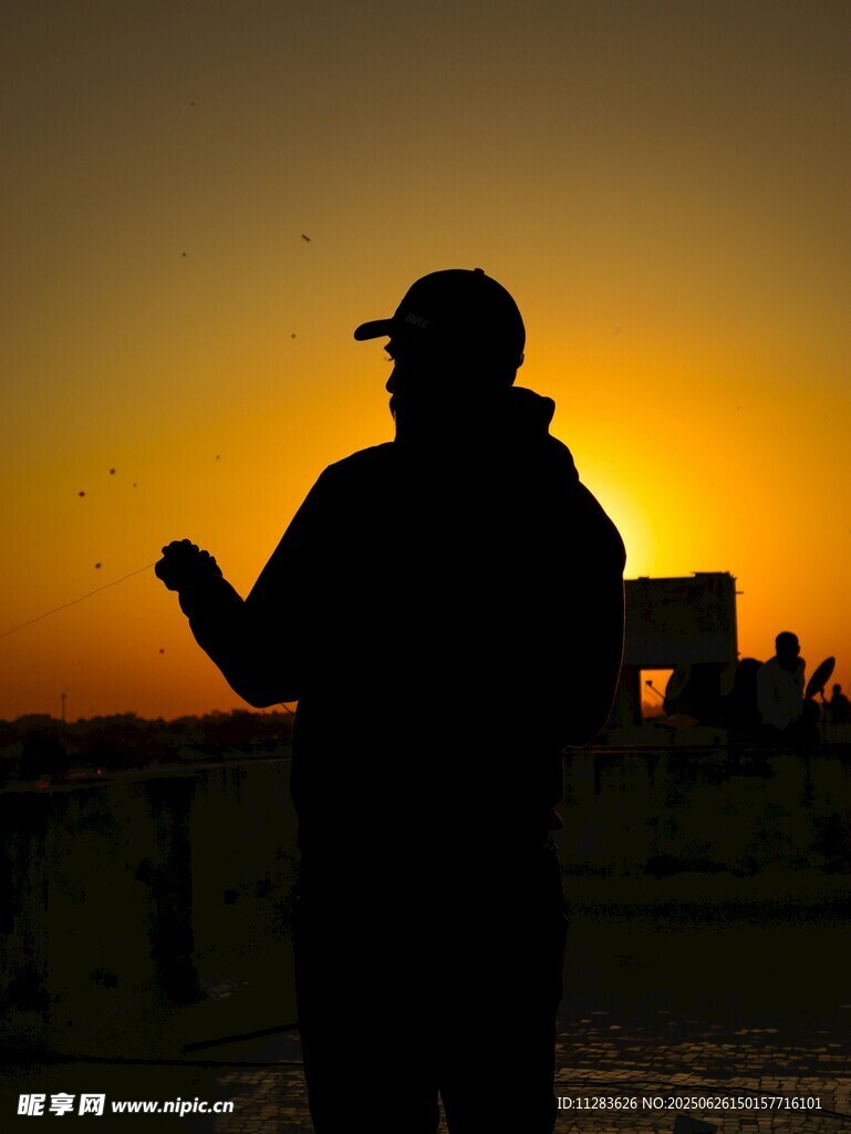 夕阳下的人物剪影