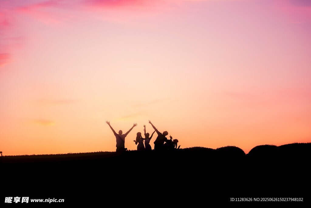 夕阳下的欢呼身影
