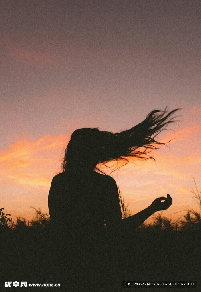 夕阳下的飘逸女子剪影