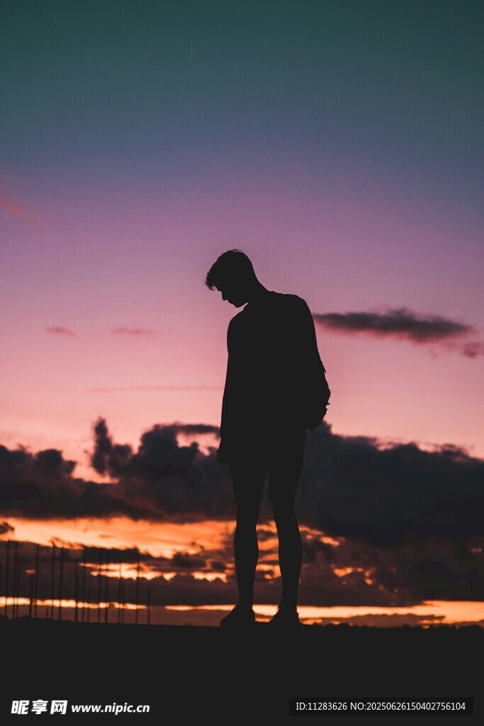 夕阳下的孤独旅人