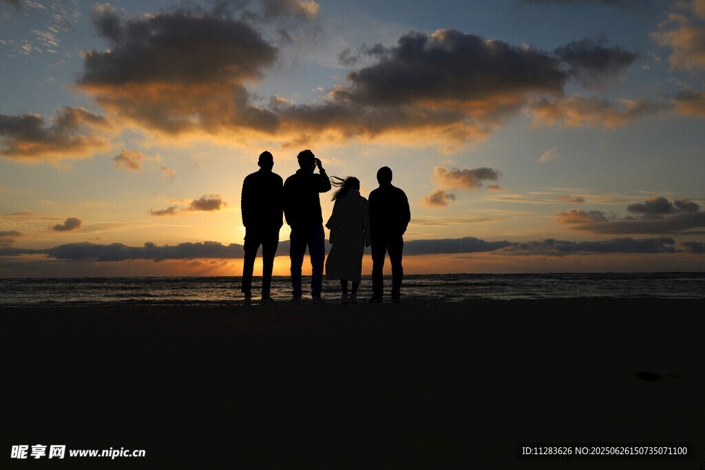 夕阳下的四人海边剪影