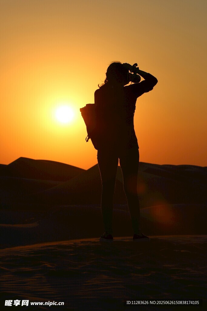 夕阳下的摄影师剪影