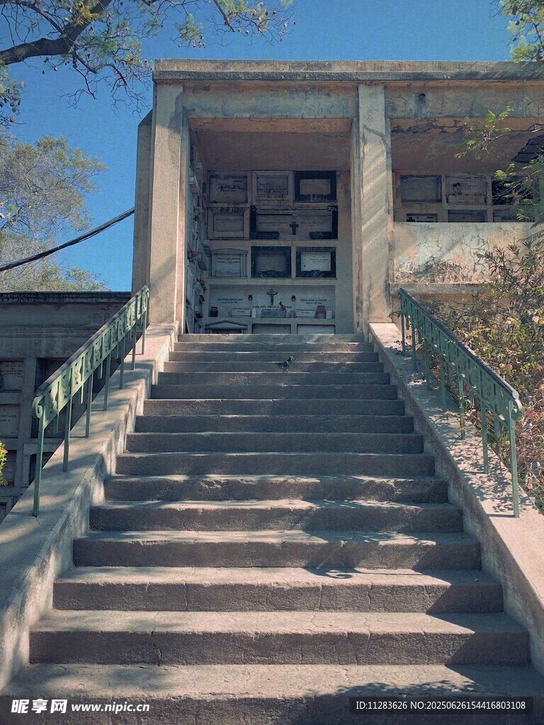 古老石阶通向神秘建筑