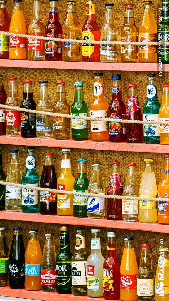 多彩酒瓶陈列架上展示