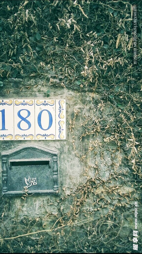 草地上的180编号标识牌