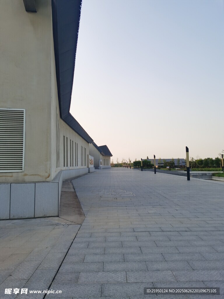 空旷厂区道路场景