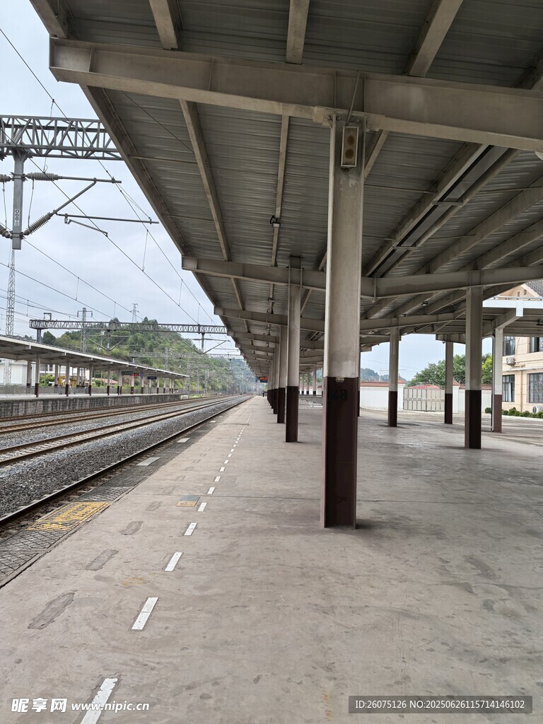 空旷的火车站台场景