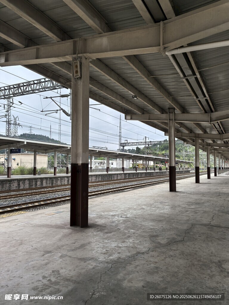 空旷的火车站台场景