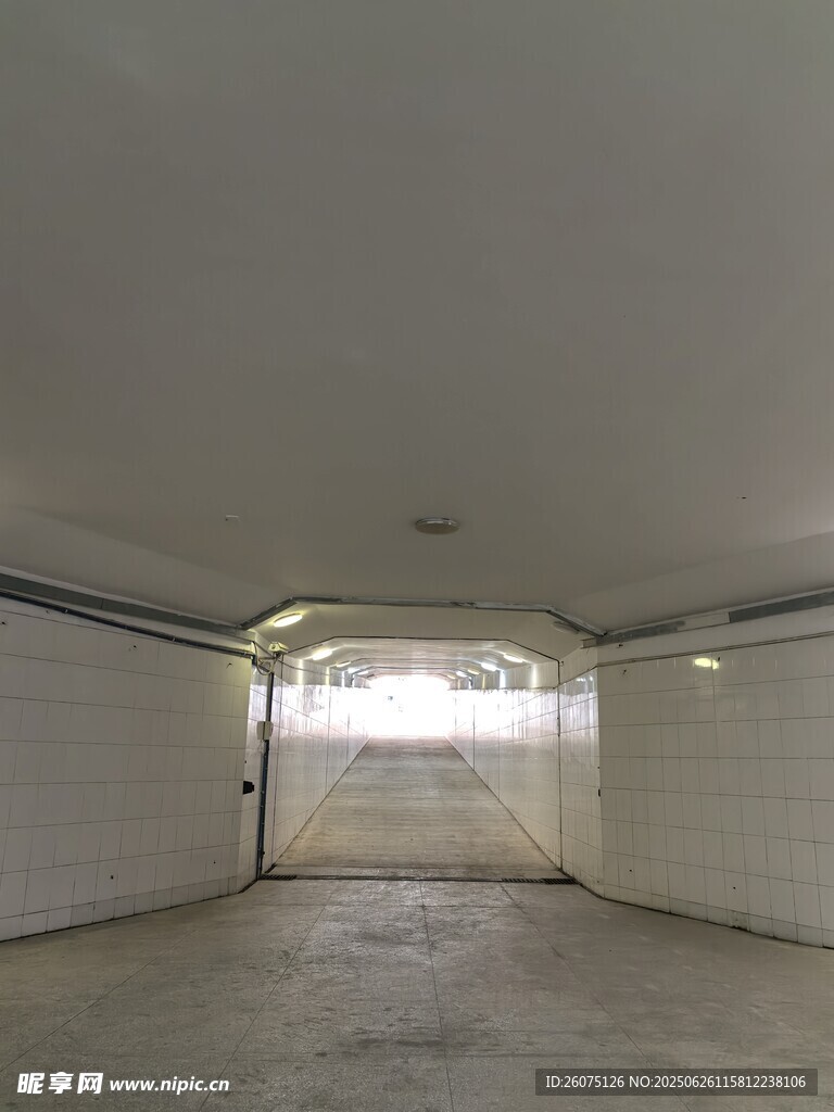 空旷车库内部景象