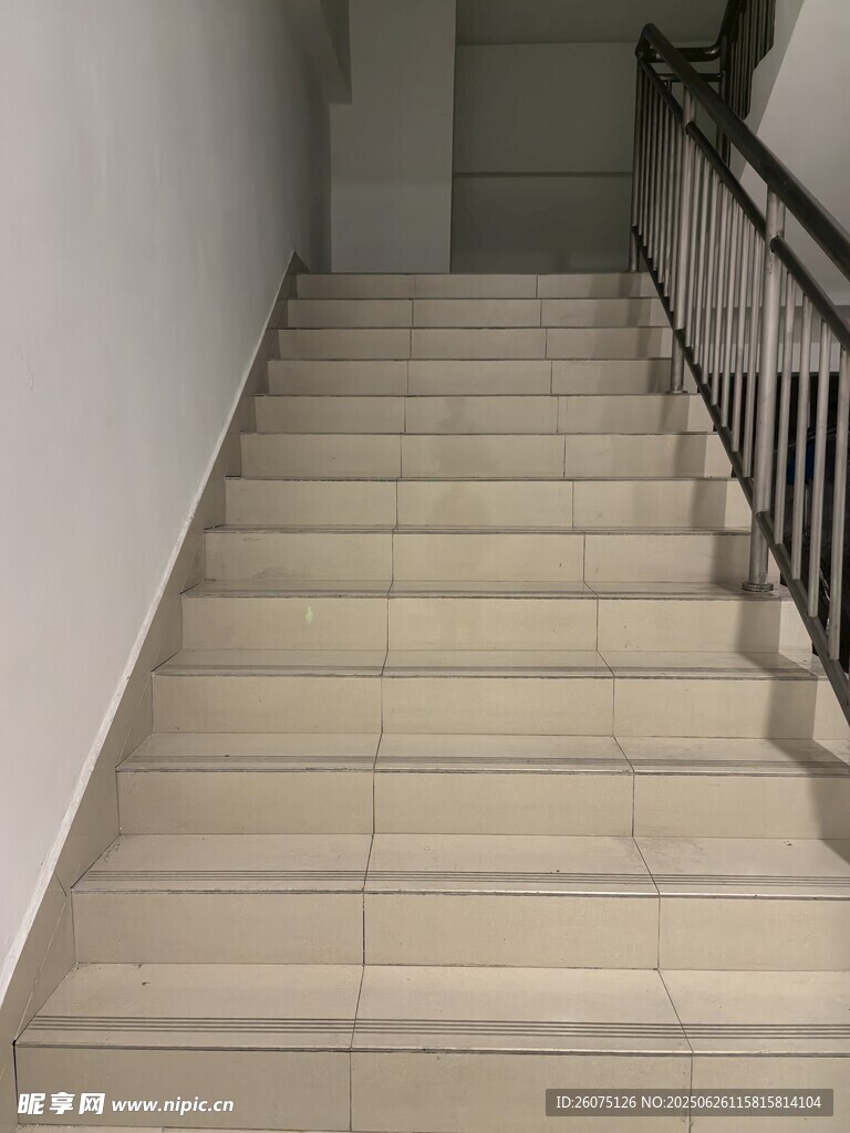 室内简约风格的瓷砖楼梯