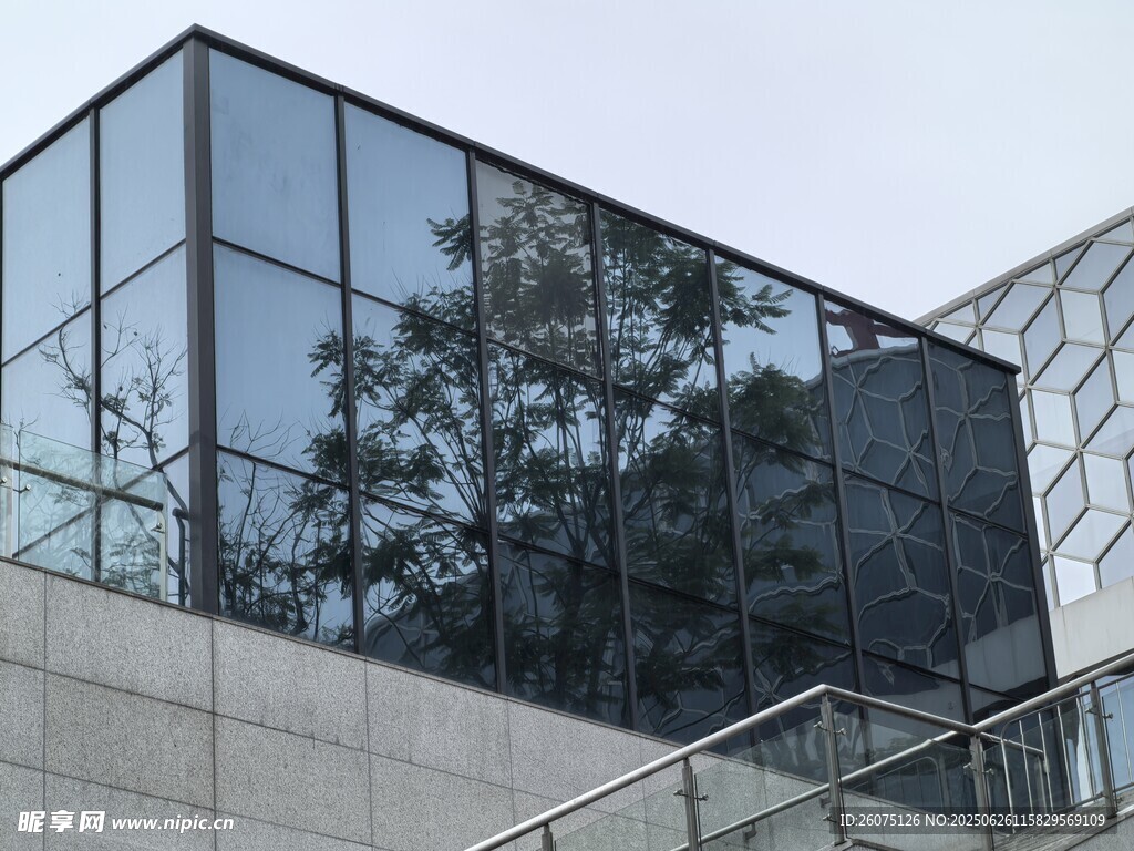 现代玻璃幕墙建筑外观