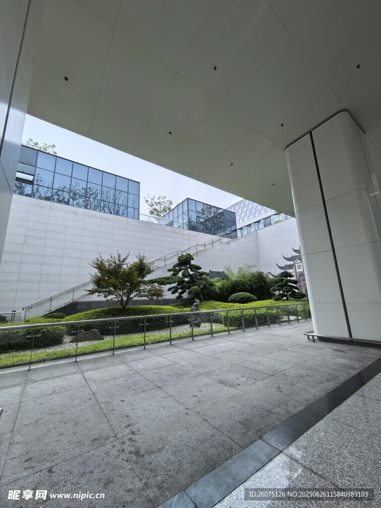 现代建筑旁的绿植景观