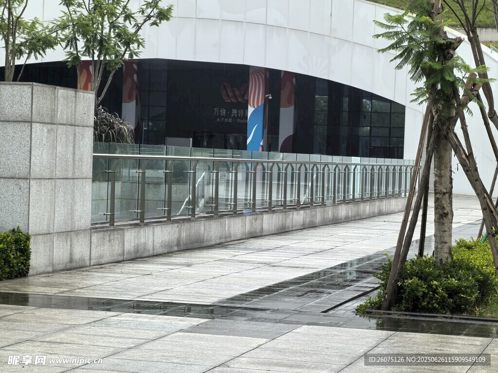 现代建筑旁的整洁步道