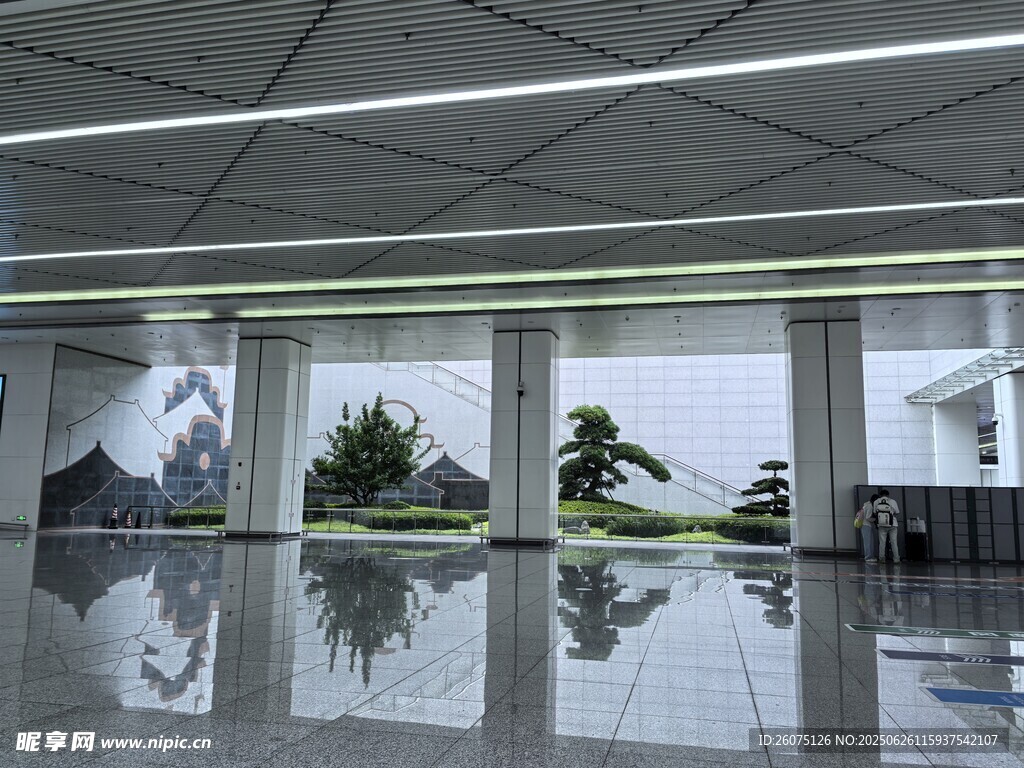 现代明亮的室内景观空间