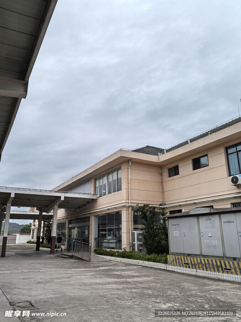 多层建筑外观及周边场景