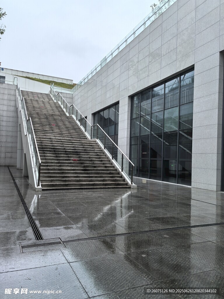 现代建筑旁的阶梯与湿地面