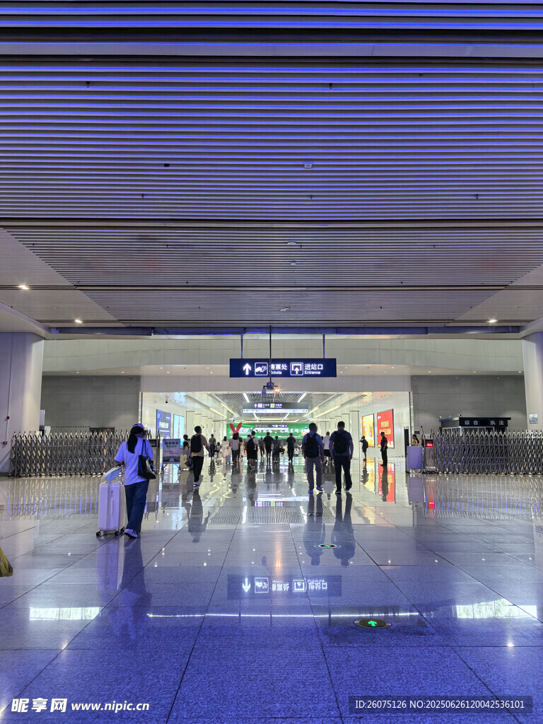 机场大厅内的旅客身影