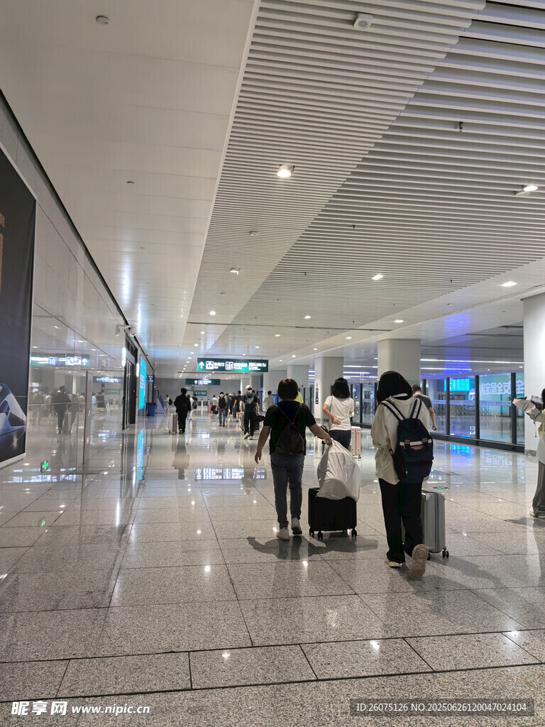 机场大厅旅客等待场景