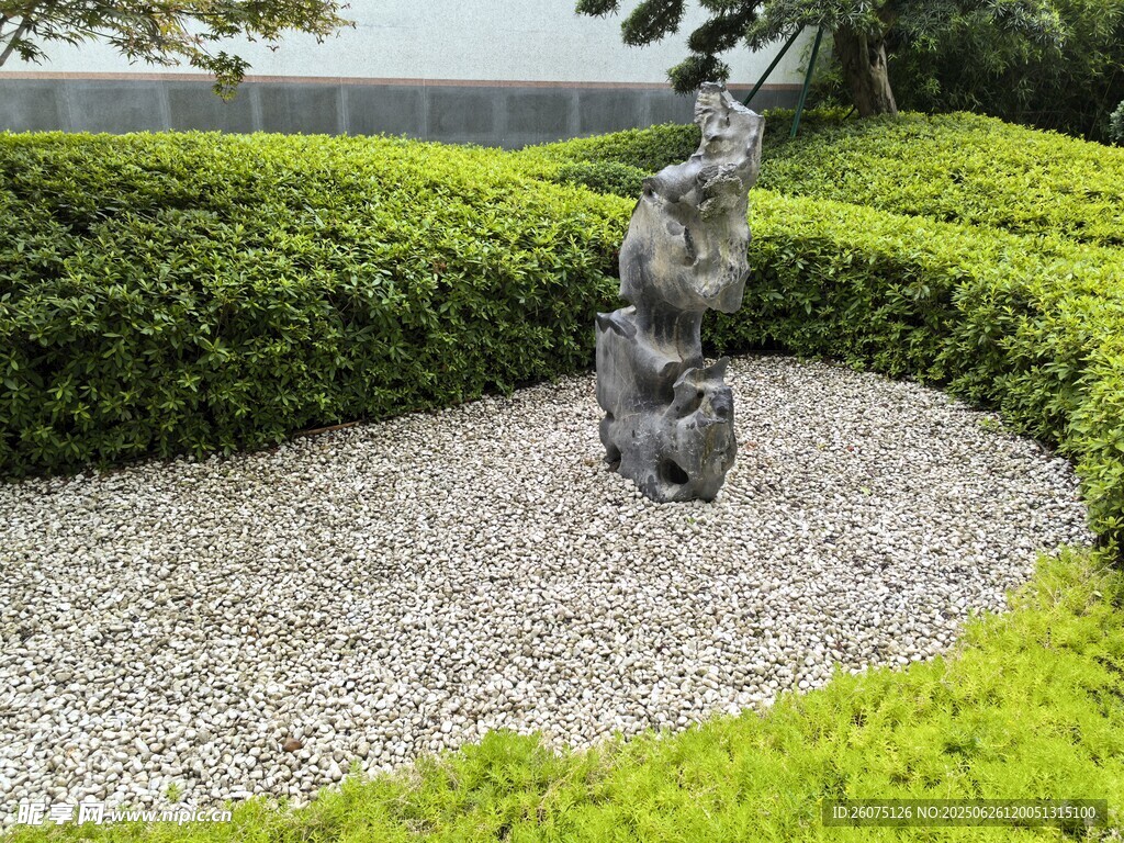 中式庭院中的石雕景观