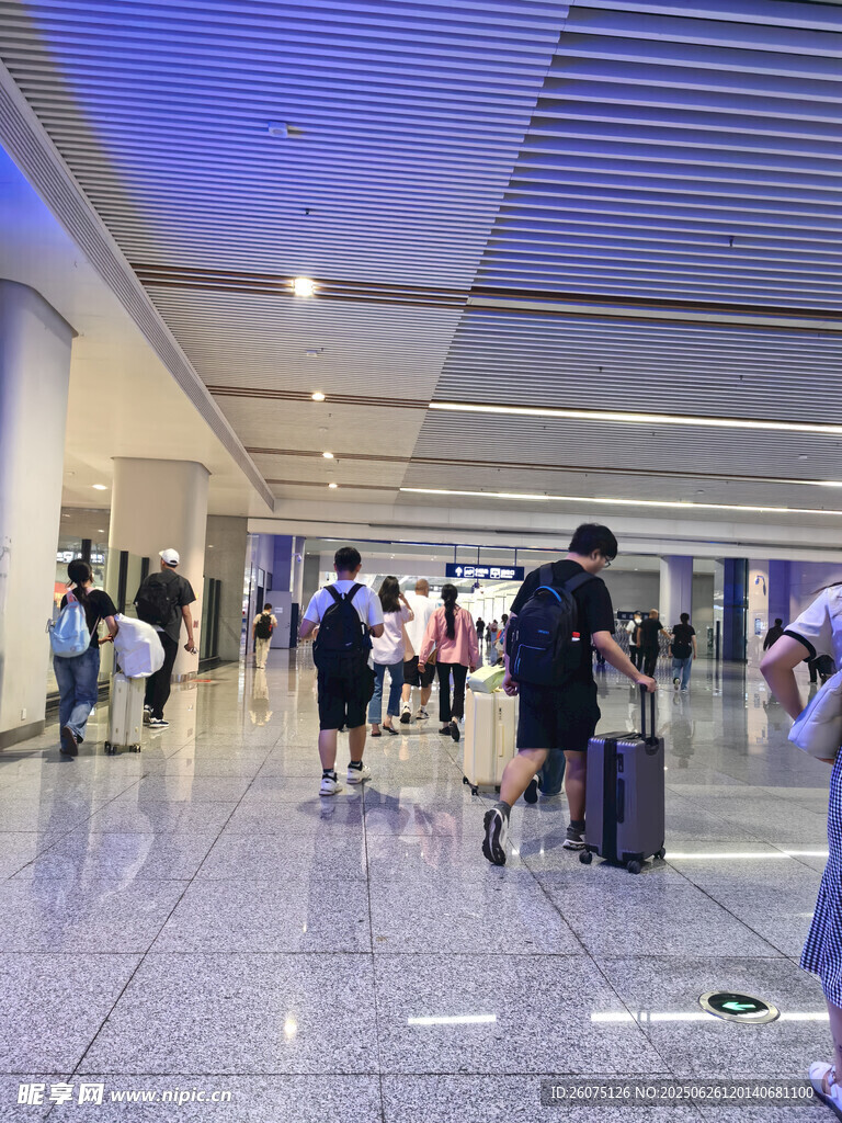 机场大厅内旅客往来景象