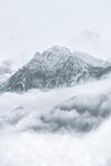 云海中的巍峨雪山