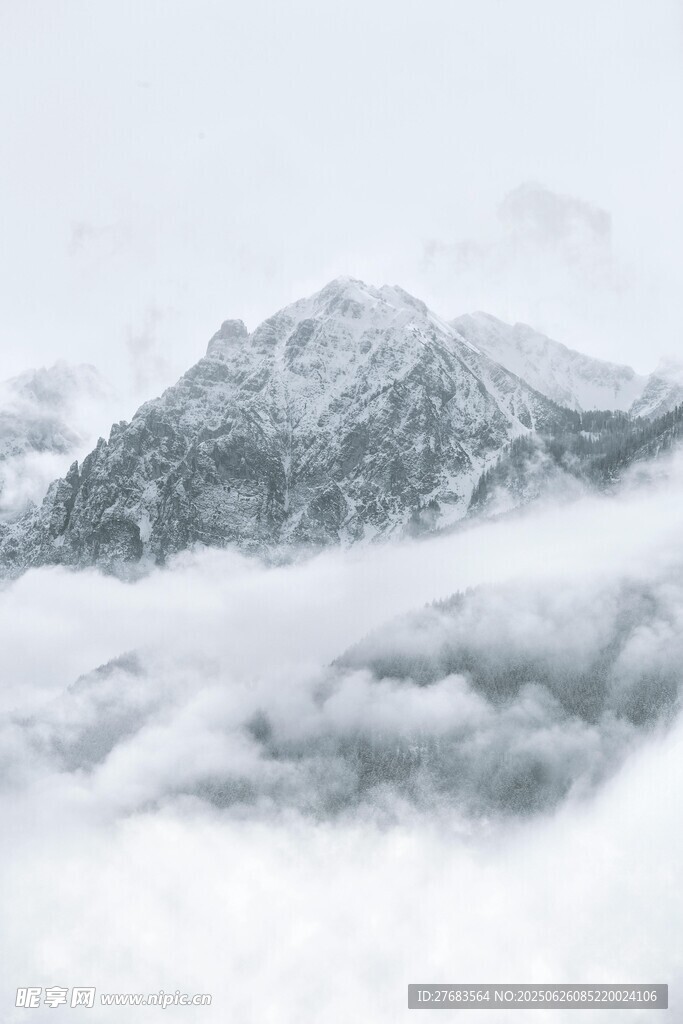 云海中的巍峨雪山