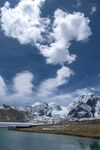 雪山湖畔蓝天美景