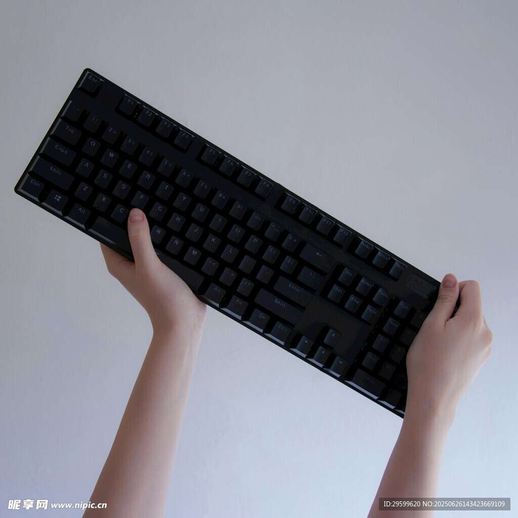 双手托起黑色机械键盘